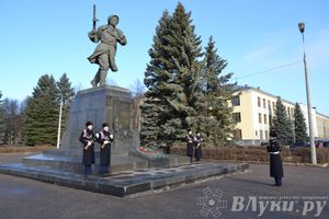 День защитника отечества в Великих Луках отметили памятным митингом и салютом