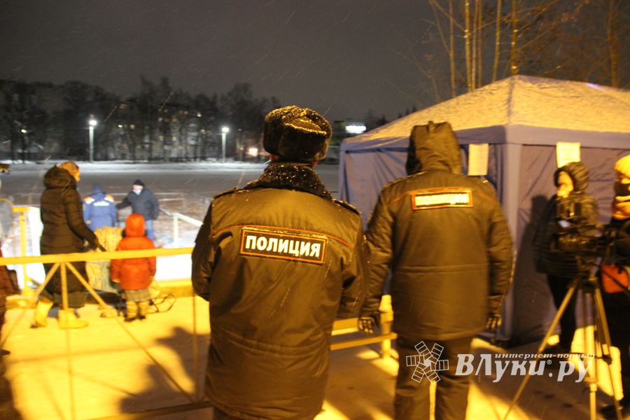 В Великих Луках проходят крещенские купания (ФОТО)