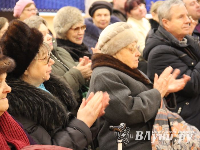 Слабовидящих великолучан поздравили с Международным днём инвалидов (ФОТО)