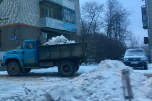 Из Великих Лук вывозят снег (ФОТО)