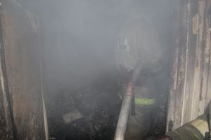 Фоторепортаж: пожар на Зверева в Великих Луках (ФОТО 18+)