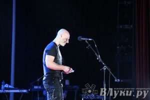 В Великих Луках состоялся концерт Дениса Майданова