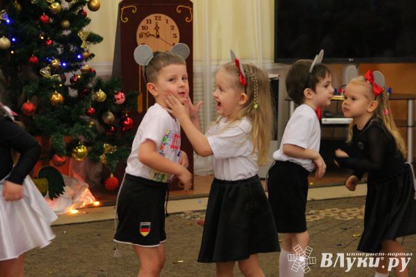 В Великие Луки пришла пора новогодних утренников (ФОТО)