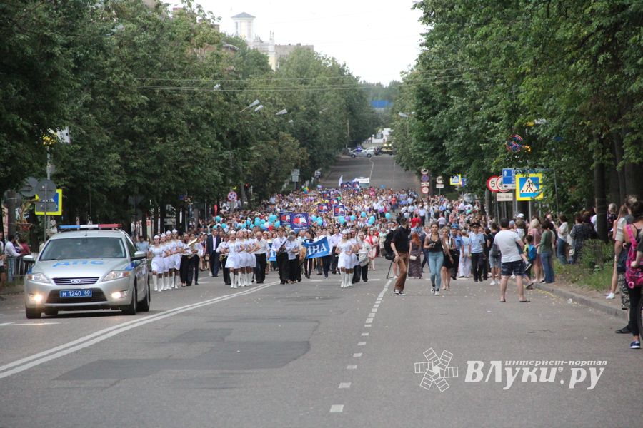 Великолукской «Бригантине» пришлось поплавать под дождём (ФОТО)