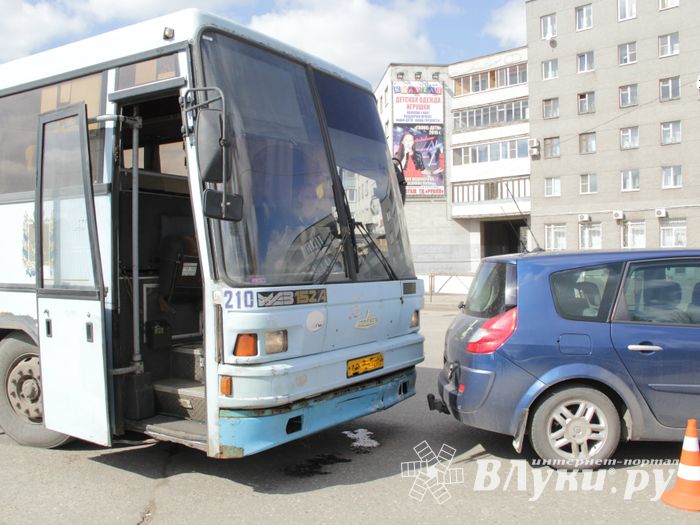 В Великих Луках произошло ДТП (фото)