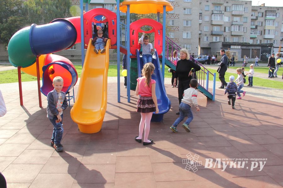 В Великих Луких благоустроили сквер на ул. Жукова (фото)