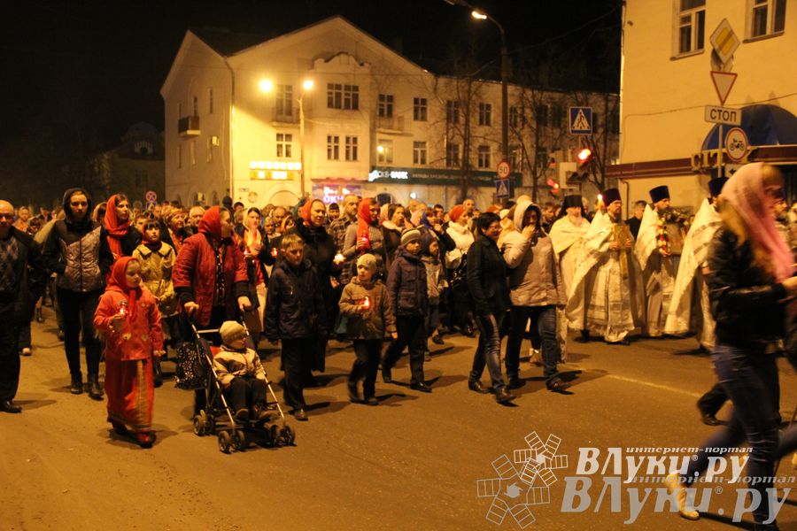 Крестным ходом встредили великолучане светлый праздник Пасхи