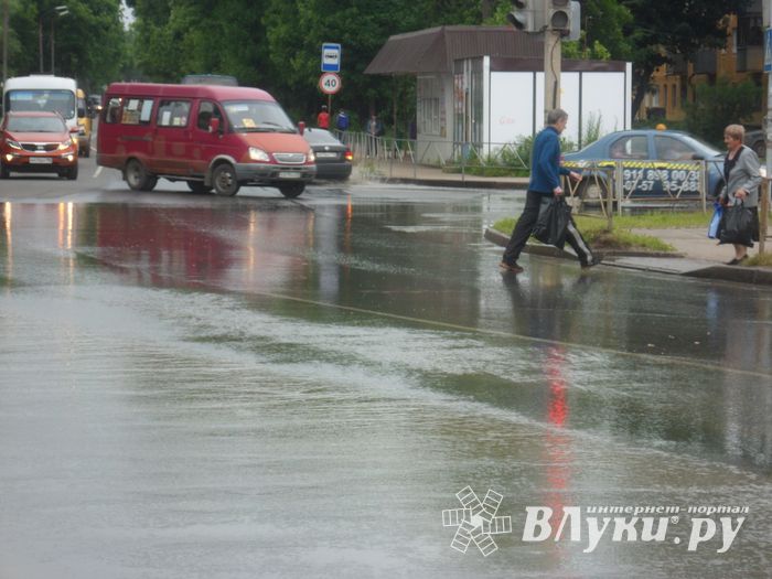 На проспекте Гагарина затопило дорогу (ФОТО)