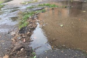 В Великих Луках забил «гейзер», по словам коммунальщиков, «рядовая ситуация» (ФОТО+ЗВУК)