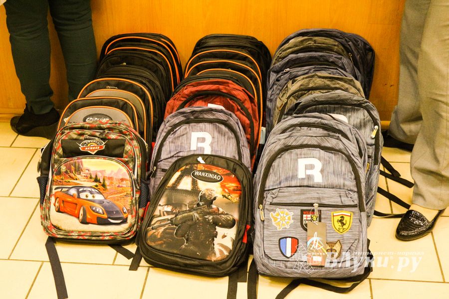 В Великих Луках первоклассники из малоимущих семей стали обладателями новых школьных портфелей (ФОТО)