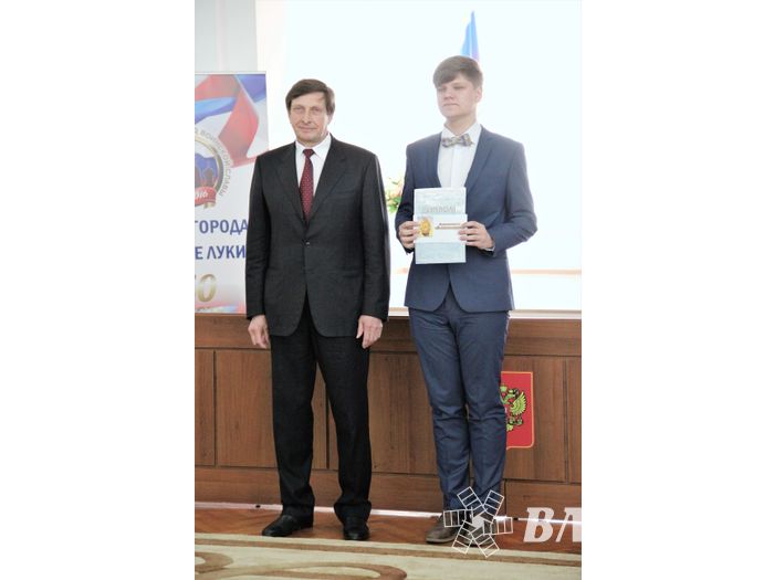 Лучших выпускников Великих Лук наградили «Золотыми парусами» (ФОТО)