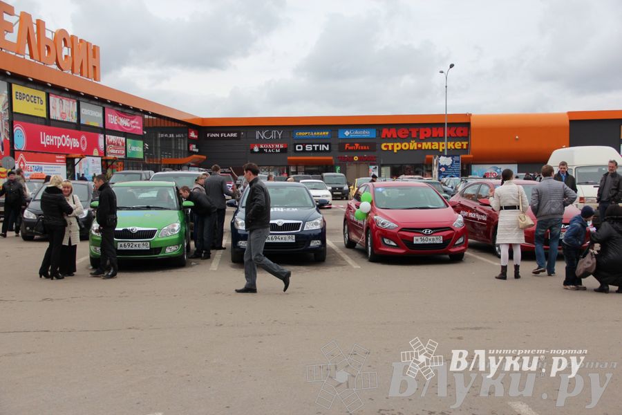 В Великих Луках прошла автомобильная ярмарка