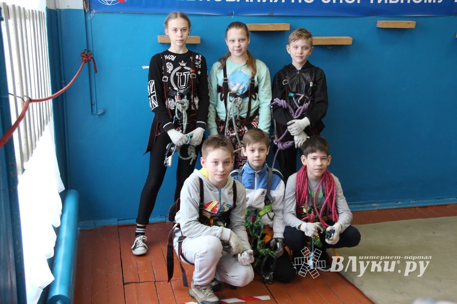 Великолукские школьники попрыгали по «кочкам»