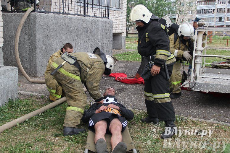 В Великих Луках прошли областные соревнования среди пожарных по спасению пострадавших