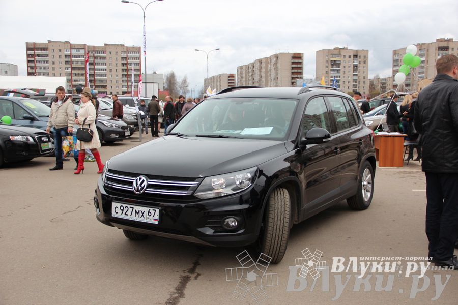 В Великих Луках прошла автомобильная ярмарка