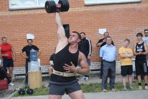 Сотрудник псковского отряда ОМОН победил в городских соревнованиях по силовому экстриму (фото)