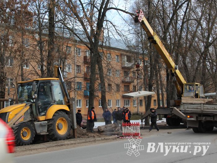 На пр. Гагарина идёт ремонт теплотрассы (ФОТО)