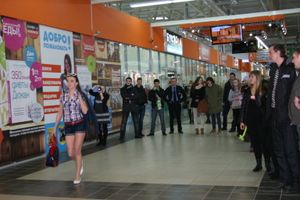 Торговый центр «Апельсин» поздравил прекрасных дам с праздником весны