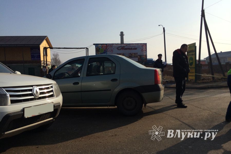 В Великих Луках столкнулись два автомобиля «Renault» (ФОТО)