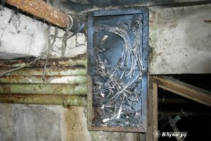 В Великих Луках из-за короткого замыкания жильцы многоквартирного дома остались без электроснабжения (фото)