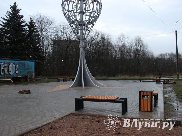 Площадку у будущего знака воздухоплаванию облагораживают (ФОТО)