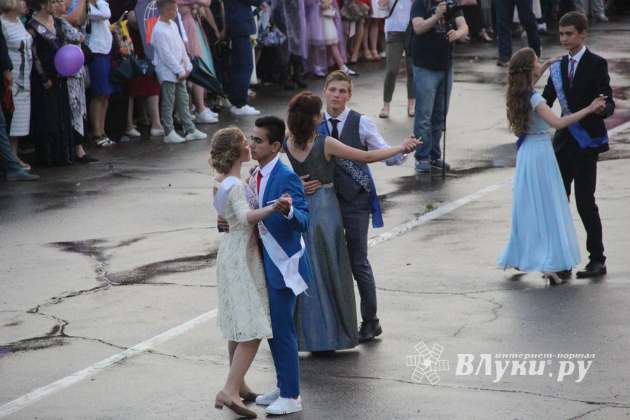 Великолукской «Бригантине» пришлось поплавать под дождём (ФОТО)