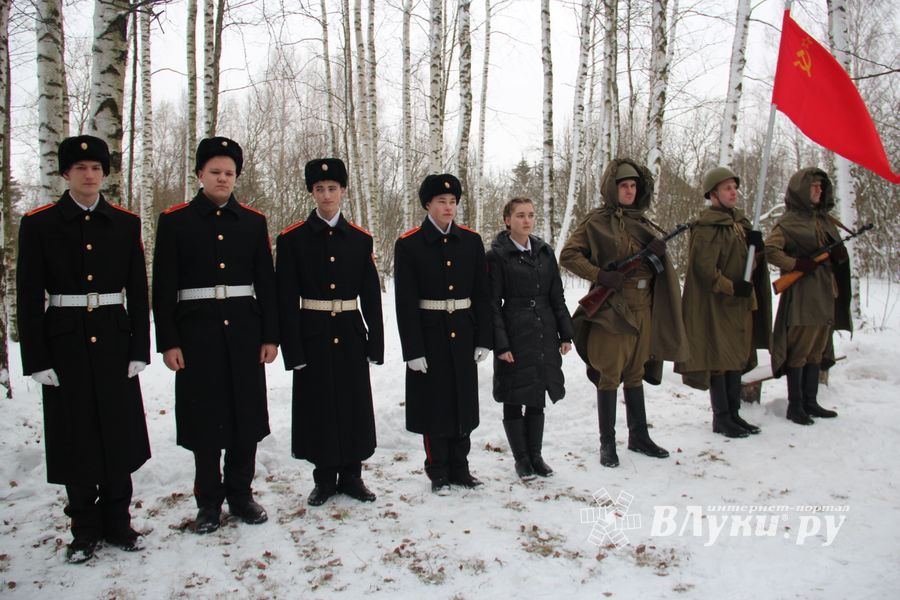 Никто не забыт: в Великих Луках благоустроили могилу неизвестного солдата (ФОТО)