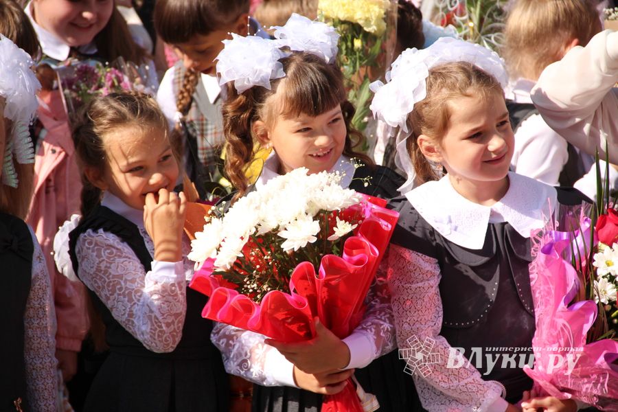 Самую многочисленную школу Великих Лук пополнили 116 первоклассников (ФОТО)
