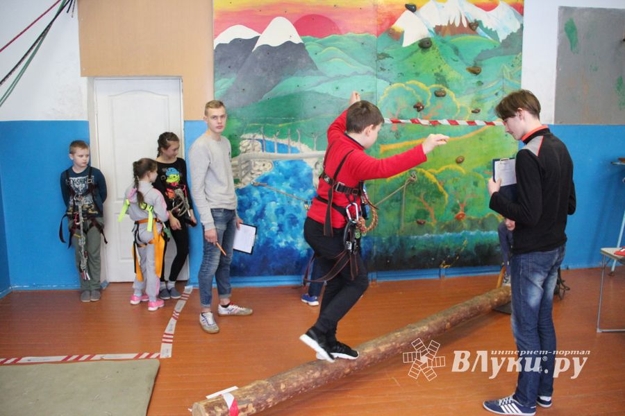 Великолукские школьники попрыгали по «кочкам»