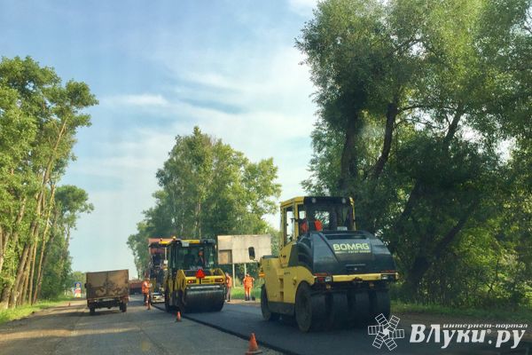 В Великолукском районе продолжается ремонт дорог (ФОТО)