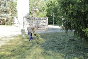 В Великих Луках убрали территорию у памятного знака рабочим ЛРЗ (ФОТО)