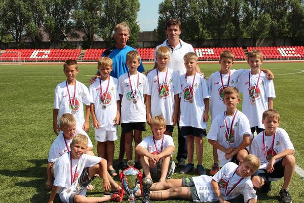 Юные футболисты из Калининграда стали победителями турнира «Локобол» в Великих Луках (фото)