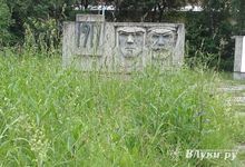 В Великих Луках не потрудились скосить траву возле мемориала (ФОТО)