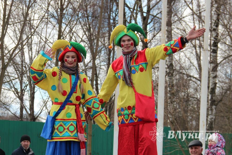 Масленичные гуляния прошли в Великих Луках (ФОТО)