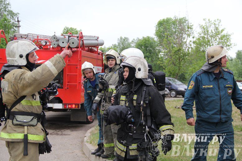 В Великих Луках прошли областные соревнования среди пожарных по спасению пострадавших