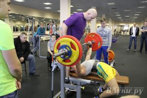 В Великих Луках состоялись Первенство города по жиму штанги и Первый Кубок города по армлифтингу (фото)