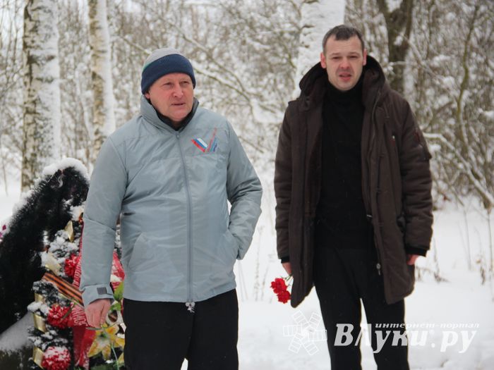 Никто не забыт: в Великих Луках благоустроили могилу неизвестного солдата (ФОТО)