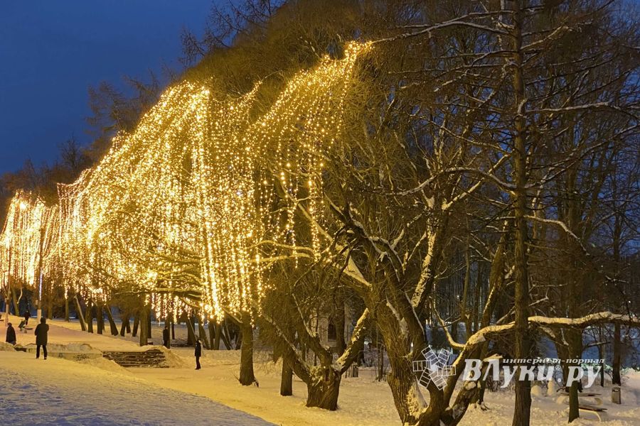 Великие Луки продолжают украшать к Новому году (ФОТО)