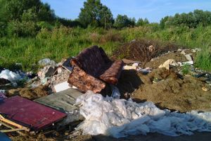 В Великих Луках, на берегу Лазавицы, сваливают кресты, венки и мебель (ФОТО)