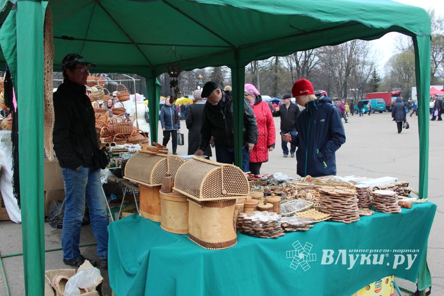 В Великих Луках проходит Весенняя ярмарка