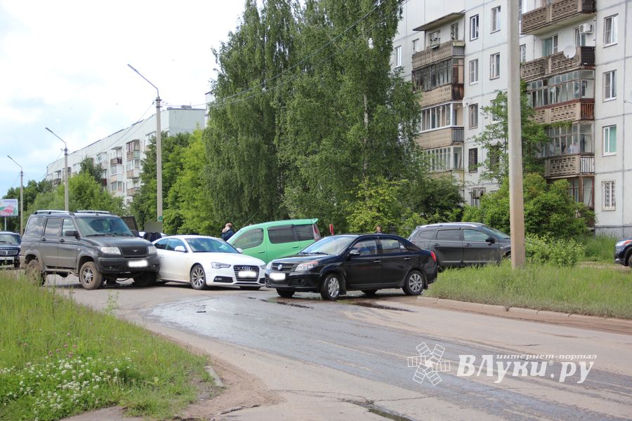 В Великих Луках произошло тройное ДТП (ФОТО)