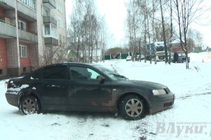 В Великих Луках водитель Фольксвагена врезался в дерево и выехал на тротуар (ФОТО)