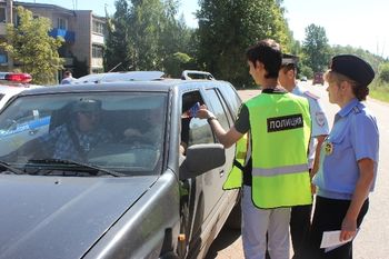 В Великих Луках инспекторы ГИБДД и школьники провели профилактическую акцию (фото)