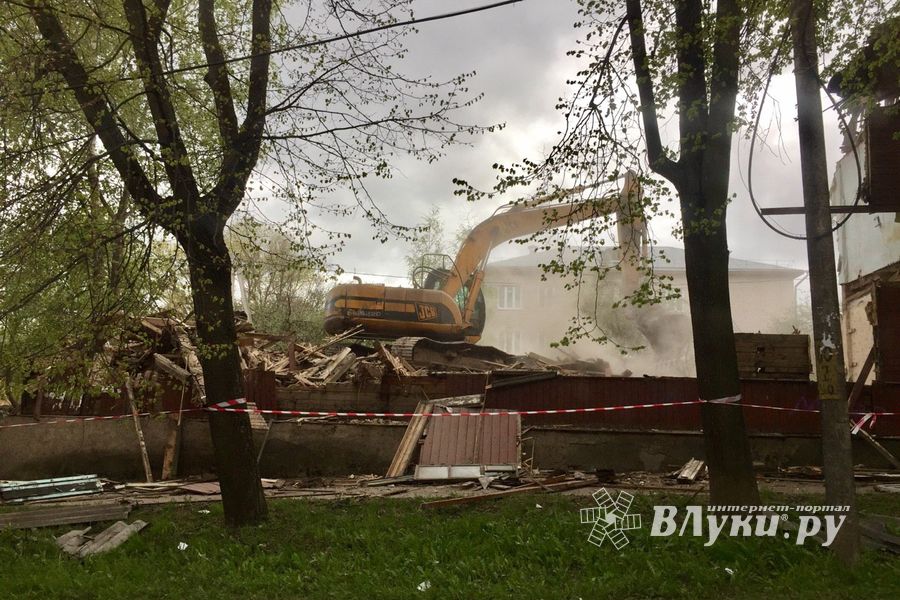 В Великих Луках сносят бараки (ФОТО)