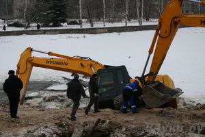 Падение экскаватора в воду рабочие назвали «штатной ситуацией»