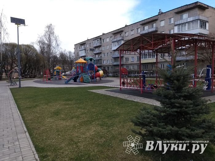 В Великих Луках перекрыли детские площадки (ФОТО)