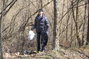 На трудовой субботник вышли представители великолукских СМИ и пресс-службы администрации города (фото)