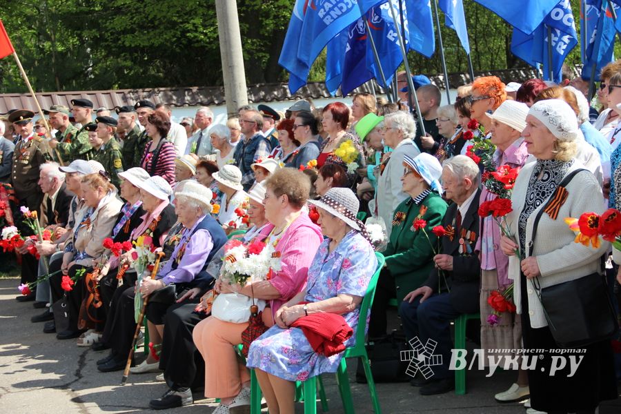 В Великих Луках прошел торжественный митинг в честь 9 мая (ФОТО)