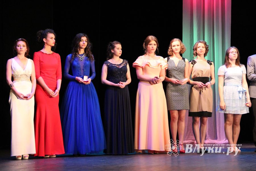 Великолуких выпускников наградили (ФОТО)