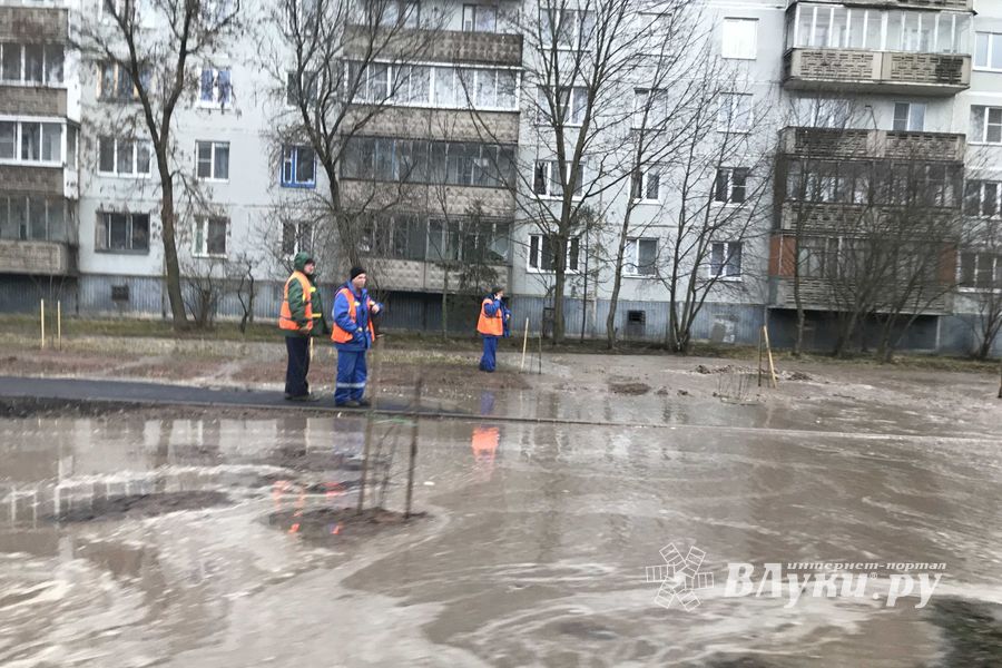 На улице Гражданской прорвало трубу (ФОТО; ВИДЕО)